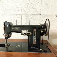 Macchina da cucire Necchi, vintage in huono stato