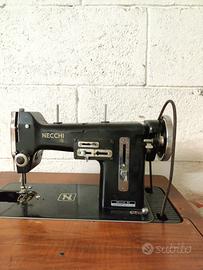 Macchina da cucire Necchi, vintage in huono stato
