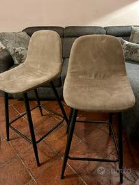 Set due sgabelli in velluto tortora con gambe nere