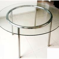 Tavolo con piano in vetro
