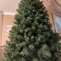 Albero  di natale verde folto realistico.