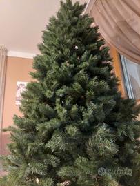 Albero  di natale verde folto realistico.