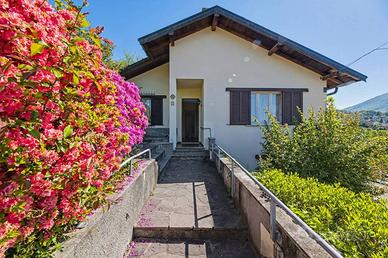 Casa indipendente di 240 m² con più di 5 locali a 