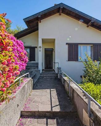 Casa indipendente di 240 m² con più di 5 locali a 