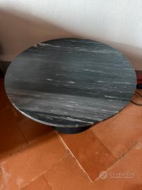 Tavolino rotondo in marmo scuro con base nera