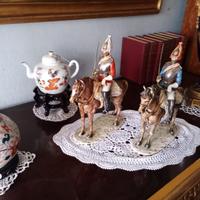Statuette cavalieri in ceramica