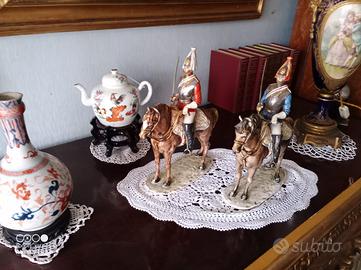 Statuette cavalieri in ceramica