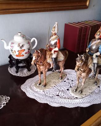 Statuette cavalieri in ceramica