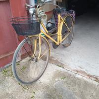 Bicicletta vintage da città gialla con cestino