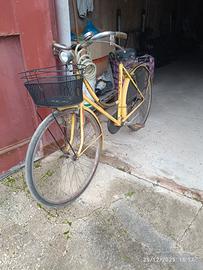 Bicicletta vintage da città gialla con cestino