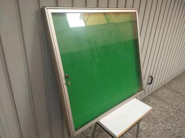 Bacheca portavvisi di grandi dimensioni