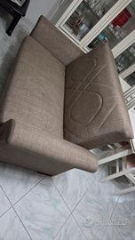 N. 2 divani da 2 posti tenuti bene.