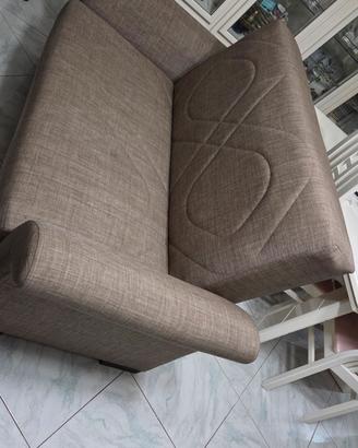 N. 2 divani da 2 posti tenuti bene.