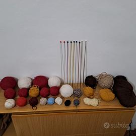 Gomitoli di lana con appositi Ferri da sartoria.