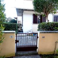 CECINA MARE villetta a schiera due piani, giardino