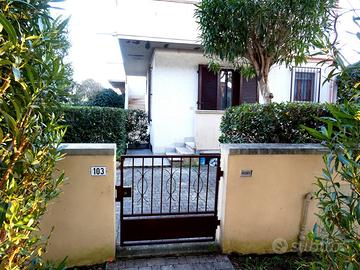 CECINA MARE villetta a schiera due piani, giardino