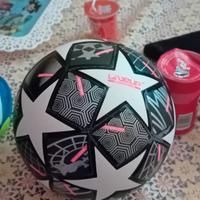 pallone di calcio sulla champions league