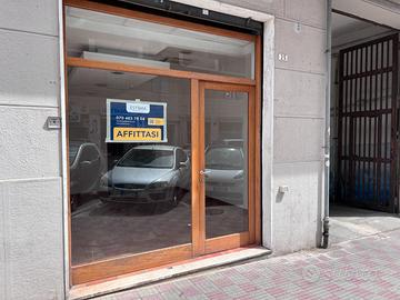 Locale commerciale con box in Via Cocco Ortu