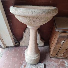 Fontana da giardino in cemento.