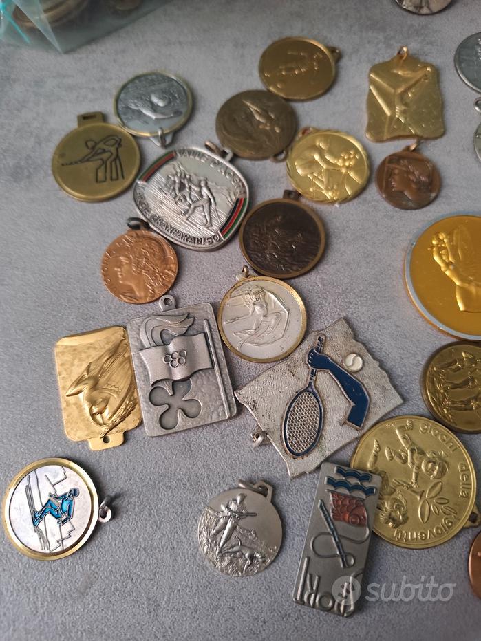 Lot De 143 Médailles Sportives Cyclisme Lotto - Résidu De Stock, émaillées