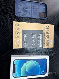 Custodia Spigen iPhone 12 e vetro temperato