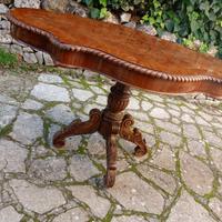 Tavolo con sedie d'epoca