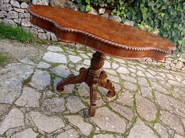 Tavolo con sedie d'epoca