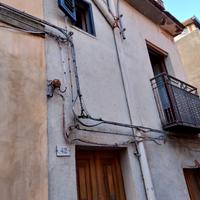 Casa su due livelli e terrazzo Maletto 23000