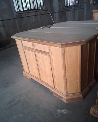 Credenza grezza da rifinire.