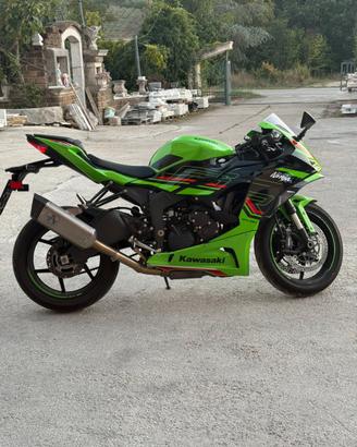 Moto sportiva Kawasaki ninja 636 zx6r del 2024