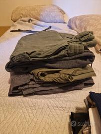 Lotto di pantaloni magliette pantaloncini e maglio