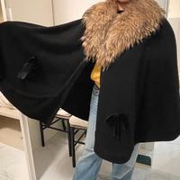 mantella nera con collo di pelliccia