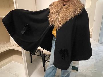 mantella nera con collo di pelliccia
