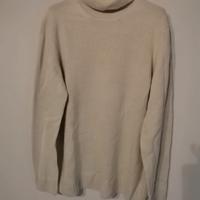 Maglione uomo beige dolcevita con maniche lunghe.