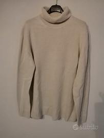 Maglione uomo beige dolcevita con maniche lunghe.