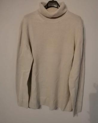 Maglione uomo beige dolcevita con maniche lunghe.