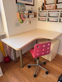 Scrivania con cassetti + sedia