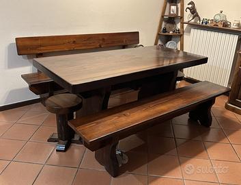 Tavolo in legno massello con panche e lampadario