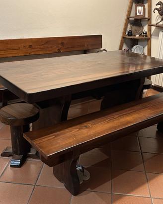 Tavolo in legno massello con panche e lampadario