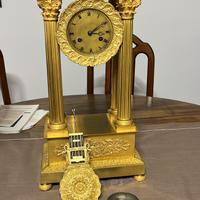 Orologio a portico in bronzo dorato