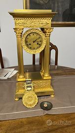 Orologio a portico in bronzo dorato