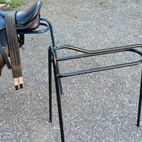 Piedistallo porta sella per cavalli