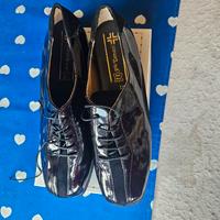 Scarpe in vernice nere taglia 41