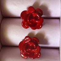 Orecchini con fiore rosso