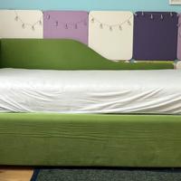 Letto per cameretta con pannelli decorativi