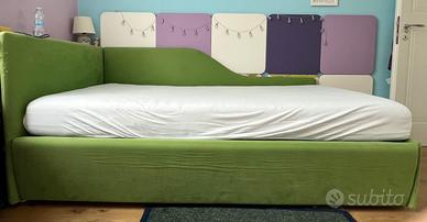 Letto per cameretta con pannelli decorativi