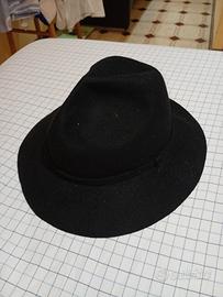 cappello nero di feltro,falda modellabile 