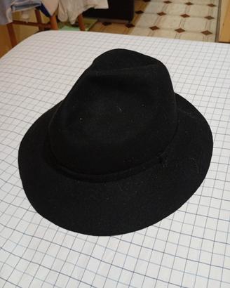 cappello nero di feltro,falda modellabile 