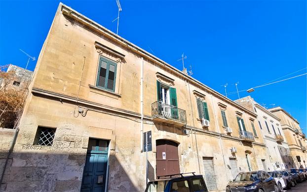 Lecce centralissimo palazzo indipendente