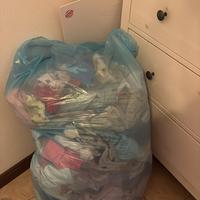 Sacco pieno di vestiti